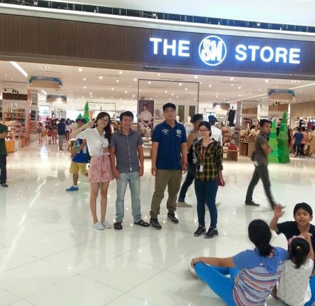 Đức cùng các bạn tại SM Mall