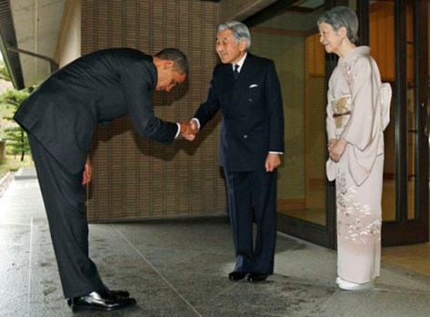 Tổng thống Mỹ - Barack Obama cuối chào Thiên hoàng Akihito và phu nhân