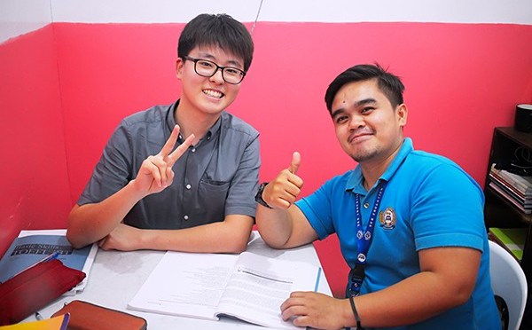 Học tiếng Anh với người bản ngữ hay với giáo viên Philippines?